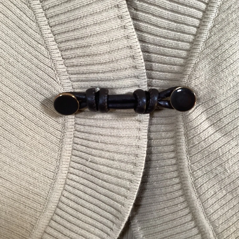 Jones Wear Studio Women’s Beige Long Sleeve Cardigan With Leather Closure.  Sz M - Picture 4 of 7